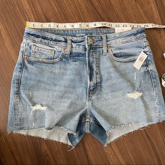 NWT Old Navy High-Waisted O.G. Straight Ripped
Cut-Off Jean Shorts 3” inseam - Picture 11 of 15